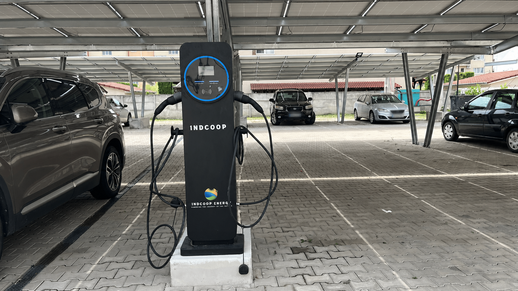 Stația de încărcare pentru mașini electrice din parcarea Hotel Diana
