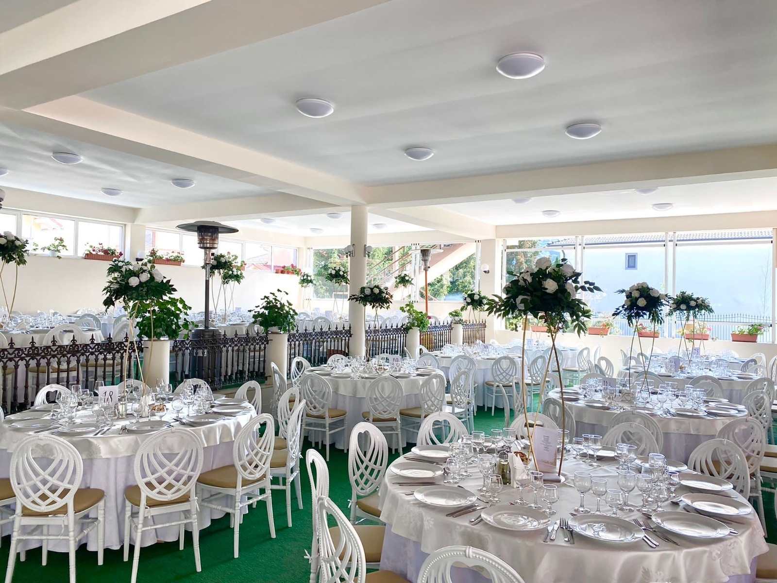 Terasa Hotel Diana Bistrița, aranjată pentru evenimente