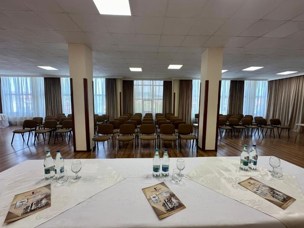 Sala de conferințe Hotel Diana aranjată tip teatru